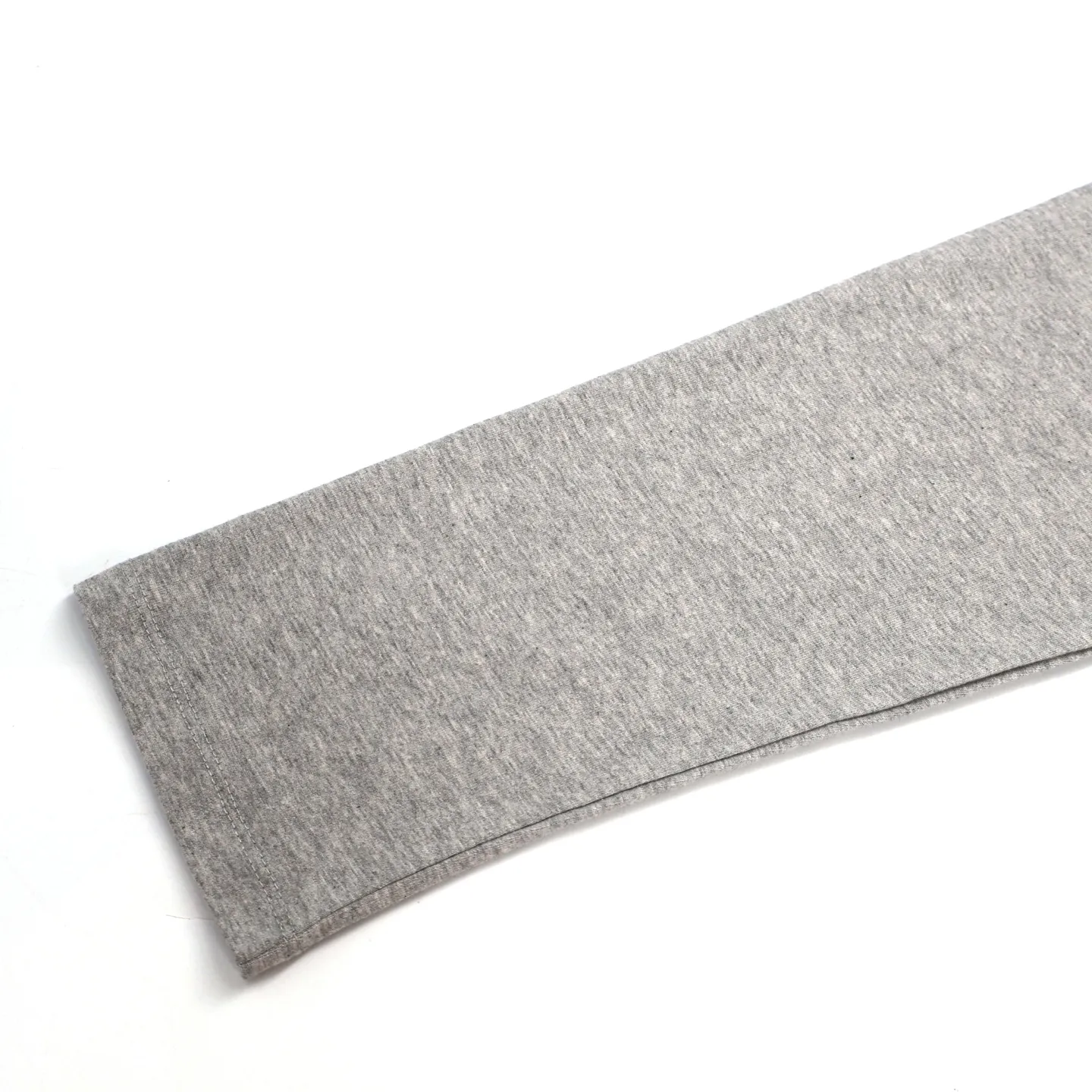 🅿️340 [Exclusive supply] CH Crow heart flocked cross long-sleeved T-shirt (grey) The original version was purchased and developed for 10949, a popular item in early autumn. The fabric is lightly brushed cotton 180g fabric. The upper body is super skin-friendly and soft. Original cowhide main label wash mark. Silver thread anti-counterfeiting laser. Purchased the original version and developed it 1:1 restoration. The flocking print is consistent with the original version. They are all black and cyan (green light), not the ordinary black fake version on the market. The collar threads are also dyed in the same vat. Size:S-M-L-XL